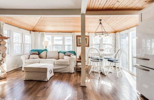 North Lakeport Cottage | Lakefront Shorewood Cottage with room to make amazing family memories.