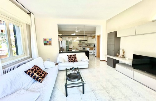 Toscolano Maderno Villa | Lakefront villa with secular park, private jetty and pool 10 km from Salò
