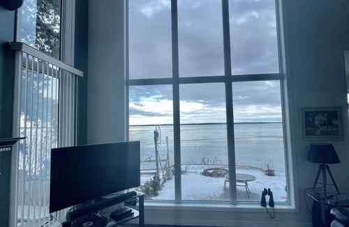 Westerose House | LAKEFRONT Villa On Grandview Beach: MIAMI VICE