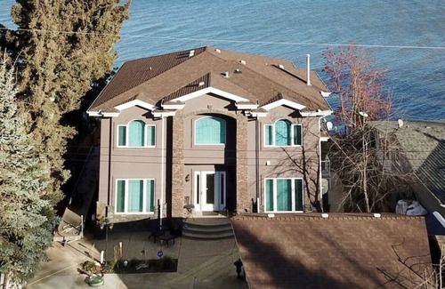 Westerose House | LAKEFRONT Villa On Grandview Beach: MIAMI VICE