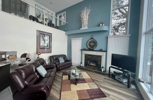 Westerose House | LAKEFRONT Villa On Grandview Beach: MIAMI VICE