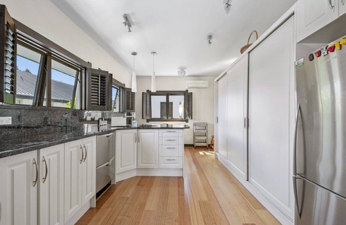 Waitahanui House | Lakefront Villa - Waitahanui Holiday Home