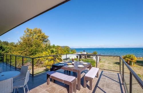 Waitahanui House | Lakefront Villa - Waitahanui Holiday Home