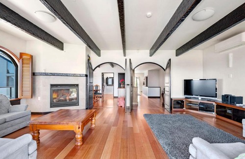 Waitahanui House | Lakefront Villa - Waitahanui Holiday Home