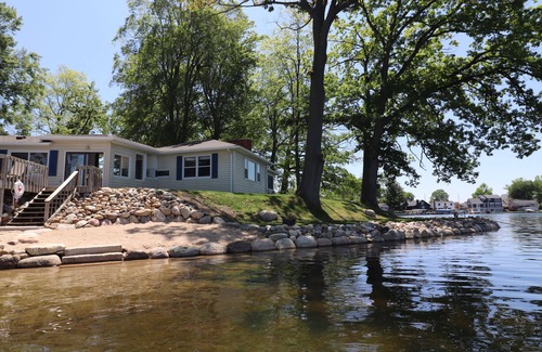 Plainwell House | Lakefront Walkout Cottage, Beach, Dock, Kayaks, Sunsets on Pine Lake! 🐚🐟