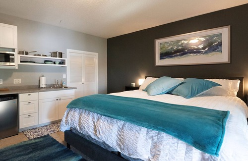Langford House | Lakefront/water activities/private/wifi/high cleaning standards/peaceful