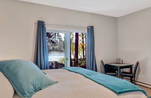 Langford House | Lakefront/water activities/private/wifi/high cleaning standards/peaceful