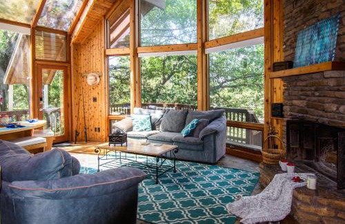 Lost Bridge Village House | Lakefront with Hot Tub/Sauna-Beaver Lake,Arkansas