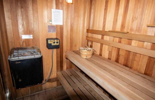 Lost Bridge Village House | Lakefront with Hot Tub/Sauna-Beaver Lake,Arkansas