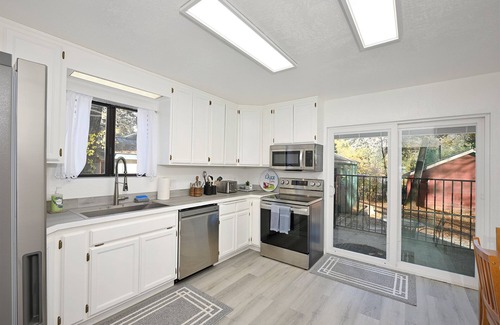 Lakehead-Lakeshore House | Lakehead Bungalow + full RV hookups at Lake Shasta