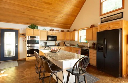 Poyntelle House | LakeHouse All Season Retreat!