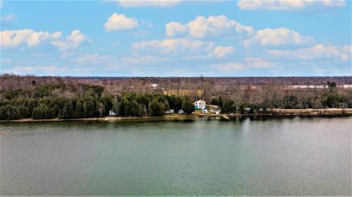 South Bruce Peninsula Ski Chalet | Lakehouse chalet on Sky Lake Ontario 5 bedrooms