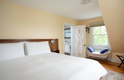 Lenox Dale Bed & Breakfast | Lakehouse Inn