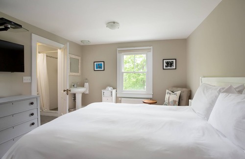 Lenox Dale Bed & Breakfast | Lakehouse Inn