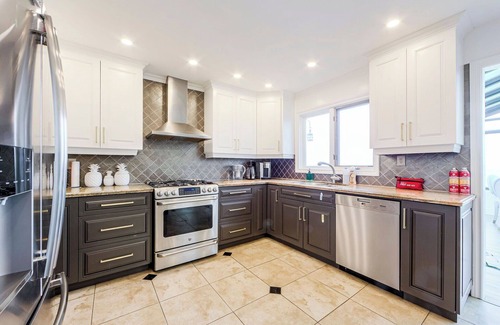 Grimsby House | Lakehouse with Spectacular View + Pool and 5 Bedrooms close to Niagara Falls