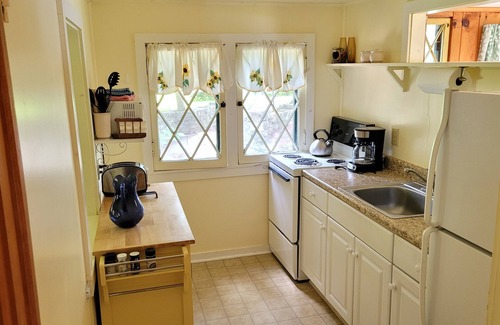 Lake George Cottage | Lakeshore Cottage on Private Estate