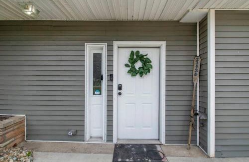 Elkhart Villa | Lakeshore Cottage Waterfront/Great Wi-fi