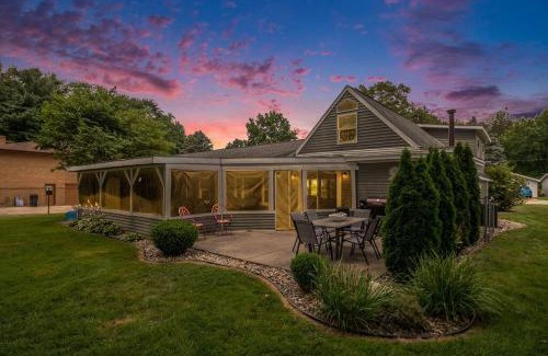 Elkhart Villa | Lakeshore Cottage Waterfront/Great Wi-fi