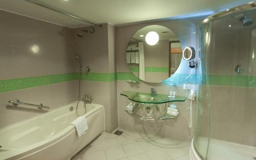 Gulshan Hotel | Lakeshore Hotel & Apartments