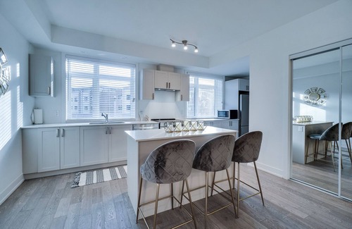 Lakeview House | LAKESHORE Port Credit Is One Of The Few Truly Walk Able area In Mississauga.