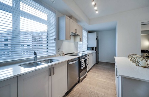 Lakeview House | LAKESHORE Port Credit Is One Of The Few Truly Walk Able area In Mississauga.