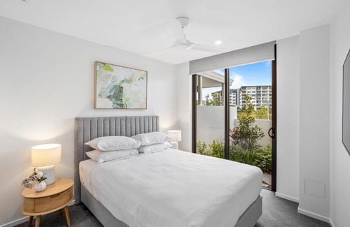 Birtinya House | Lakeside 2-Bed with Private Patio & Secure Parking