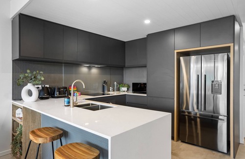 Birtinya House | Lakeside 2-Bed with Private Patio & Secure Parking