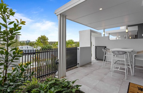 Birtinya House | Lakeside 2-Bed with Private Patio & Secure Parking