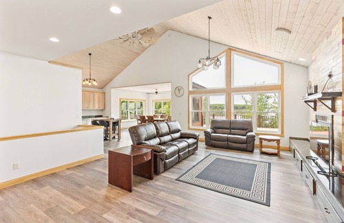 Crary Villa | Lakeside 4br Retreat Private, Peaceful & Scenic 4 Bedroom Villa