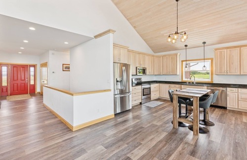 Crary Villa | Lakeside 4br Retreat Private, Peaceful & Scenic 4 Bedroom Villa