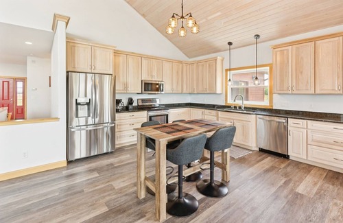 Crary Villa | Lakeside 4br Retreat Private, Peaceful & Scenic 4 Bedroom Villa