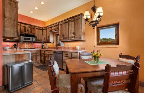 Nice Apartment | Lakeside, Balcony Apartment on Gated Winery Estate