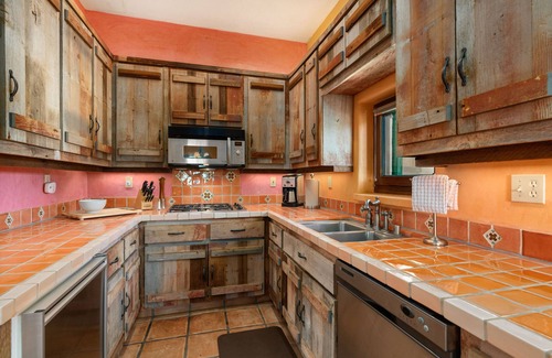 Nice Apartment | Lakeside, Balcony Apartment on Gated Winery Estate