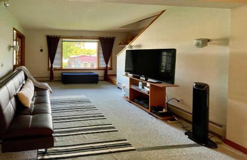 Lanesborough House | Lakeside Berkshires Home Near Hiking and Skiing!