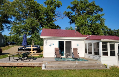 Albion House | Lakeside Bliss - Charming Lakehouse