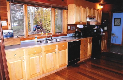 Skaneateles Cottage | Lakeside Bungalow 30 feet from the water n