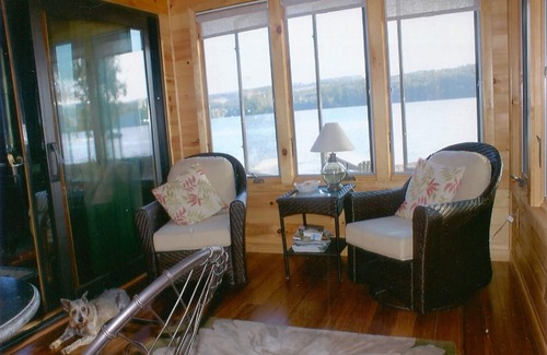 Skaneateles Cottage | Lakeside Bungalow 30 feet from the water n