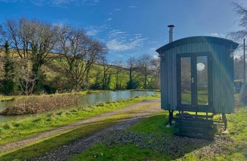 Horns Cross House | Lakeside Cabin Hot Tub and Fishery