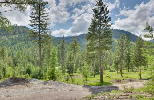 Lakeside House | Lakeside Cabin Retreat with Private Hot Tub!