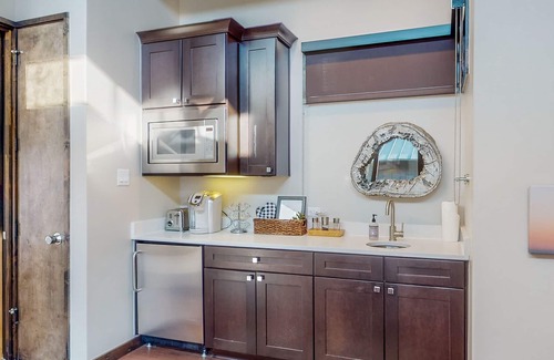 Spicewood Apartment | Lakeside cabin with outdoor kitchen, WFH desk, soaking tub