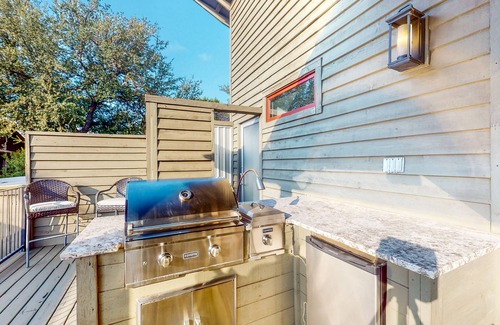 Spicewood Apartment | Lakeside cabin with outdoor kitchen, WFH desk, soaking tub