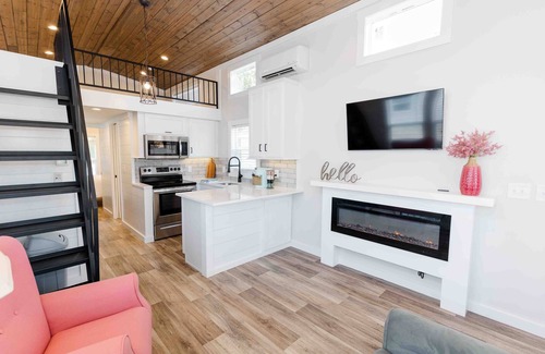 Lincoln House | Lakeside Chic: Stylish Family Tiny Home Retreat #2