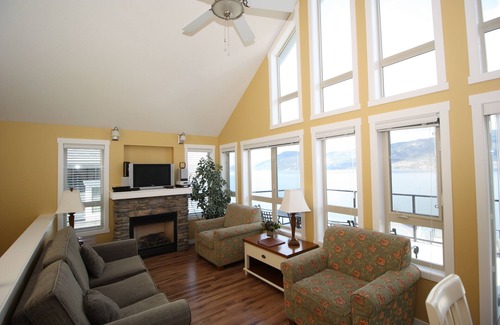 Westshore Estates Cottage | Lakeside cottage along La Casa Cottage Resort
