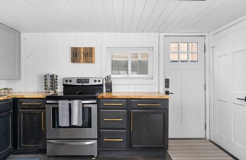 Colchester Cottage | Lakeside Cottage ~ Pool, Hot tub & Private Beach