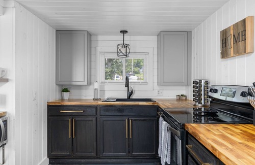 Colchester Cottage | Lakeside Cottage ~ Pool, Hot tub & Private Beach