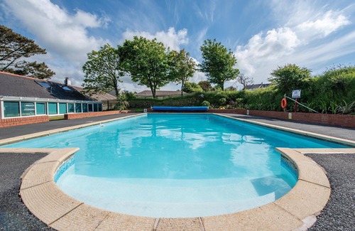 North Buckland Apartment | Lakeside Cottage - Three Bedroom House, Sleeps 6