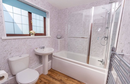 North Buckland Apartment | Lakeside Cottage - Three Bedroom House, Sleeps 6