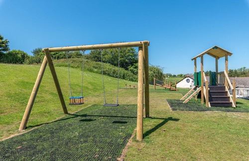 North Buckland Apartment | Lakeside Cottage - Three Bedroom House, Sleeps 6