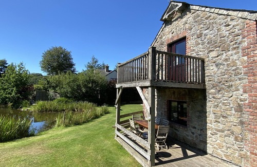 Callington Cottage | Lakeside cottage - tranquil water views, free fishing & hot tub