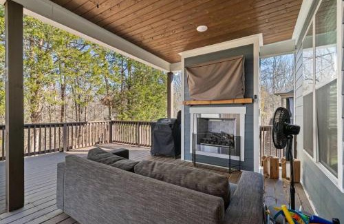 Tullahoma House | Lakeside Cottage w/Golf Cart, Hot Tub, & Fire Pit